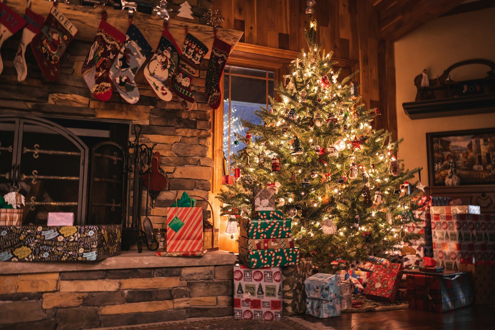 Christmas tree with gold and white theme